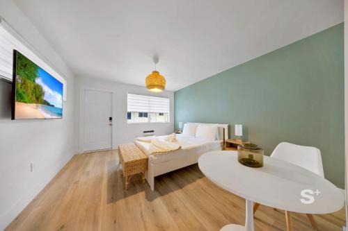 North Miami Apartment | Modern Studio - Gym & Parking Close to Aventura