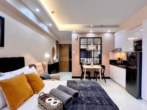 Pinagsama Apartment | Modern Studio with 200mbps Internet in McKinley Hills