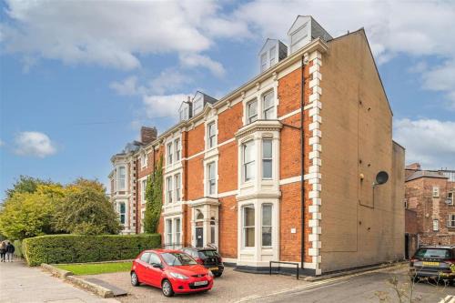Jesmond Apartment | Modern Stylish Jesmond Apartment with parking.