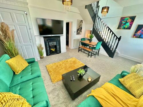 Bournemouth Apartment | Modern Three Bedroom Gem Near Beach - Sleeps 6 - Steam Shower Cabin - Fast WiFi - Garden