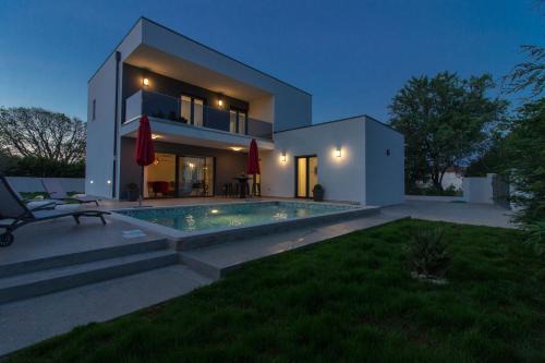 Liznjan Villa | Modern villa Ema near Pula and beach by WiiBuk