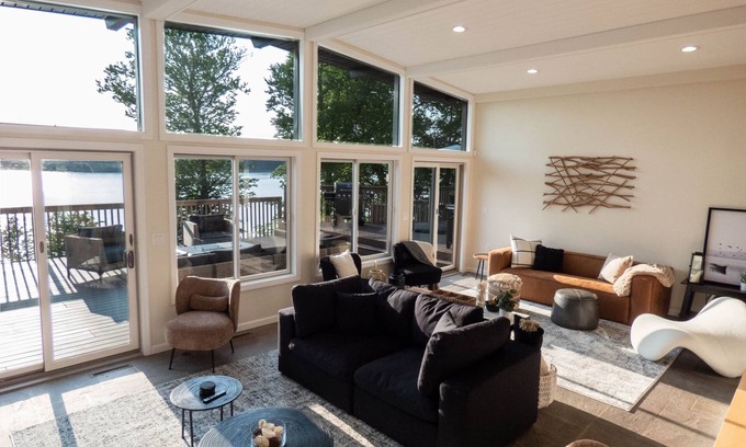 Monticello House | Modernist Lakefront Sojourn