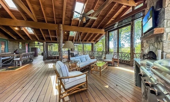 Highlands Cabin | Montevideo | Spectacular Family Retreat With Covered Deck & Outdoor Fireplace