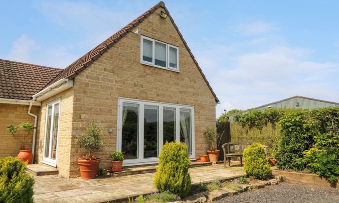 Hawkesbury Cottage | MONUMENT VIEW, family friendly, with a garden in Hawkesbury Upton