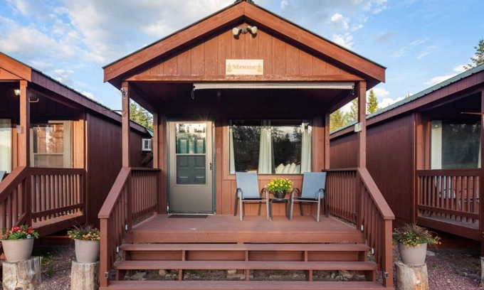 Coram Cabin | Moose Cabin-6 Miles to Glacier!