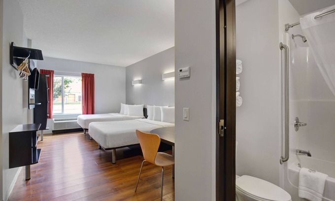 Airdrie Hotel | Motel 6 Airdrie, AB