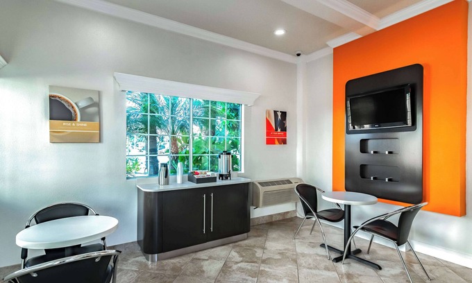 Southwest Anaheim Hotel | Motel 6 Anaheim, CA