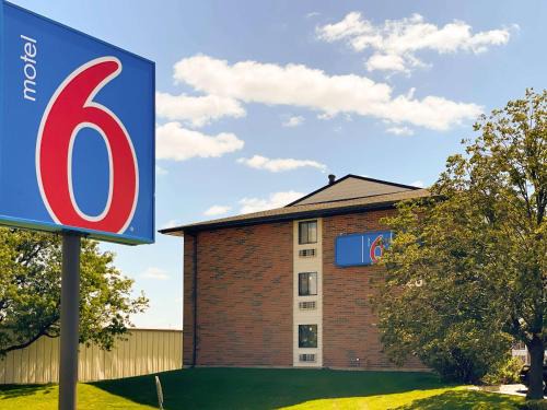 Elk Grove Village Hotel | Motel 6-Elk Grove Village, IL - O'Hare