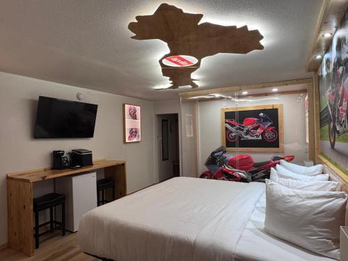 Kodak Hotel | Motorcycle Inn