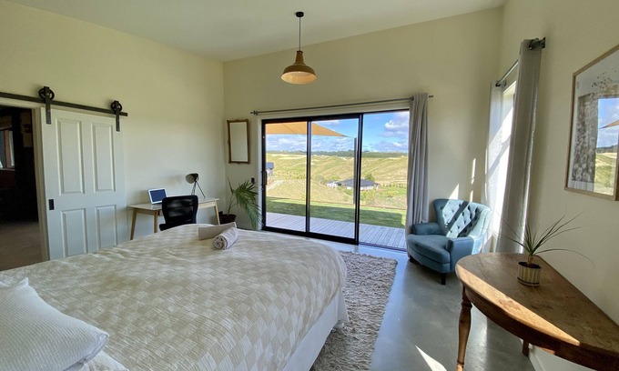 Redwood Valley House | Mount Arthur View modern cottage with garden, fruit trees & cat!