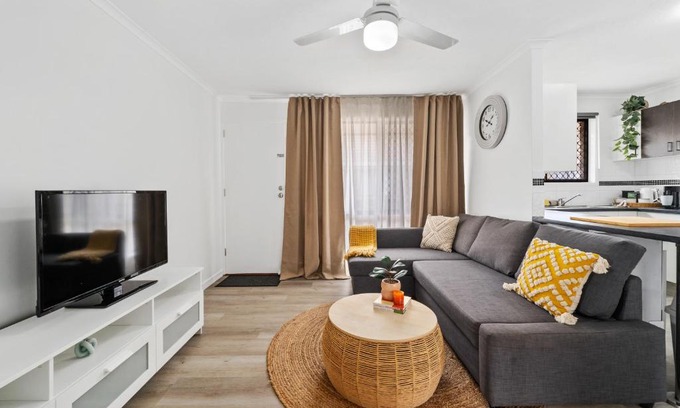 Mount Warren Park Apartment | Mount Warren Park Stay 2 BR for Work and Families