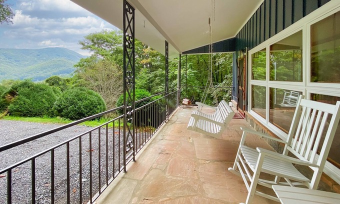 Maggie Valley Cottage | Mountain Dreams Cottage - Peaceful, Charming, Pet Friendly, Creekside and Views!