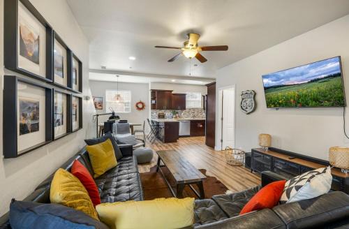 Flagstaff Villa | Mountain Peaks Getaway 4BR4BA Pet-Friendly Central AC Near Downtown Trails