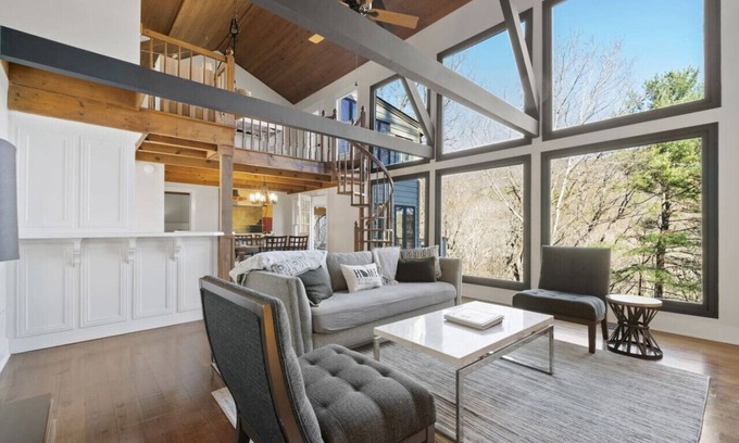 Big Canoe House | Mountain Retreat by the stream in Big Canoe