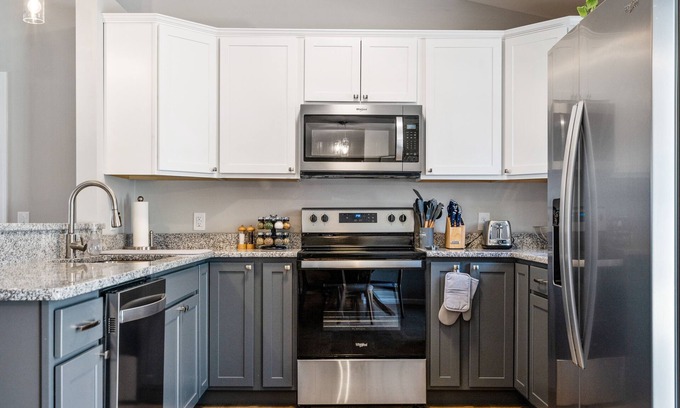 Massanutten House | Mountain scenery + Dog Friendly + Hot tub + Games and Huge TV in Basement!
