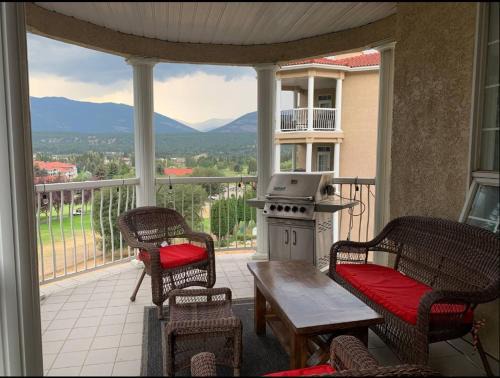 East Kootenay Apartment | Mountain View Vacation Villa Main Floor Unit, No Stairs