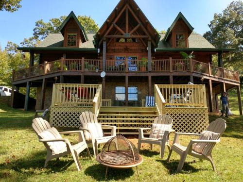 Sylva Apartment | Mountain View 2BR Log Cabin Apt wPrivate BBQ Deck