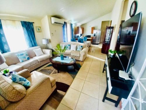 Silver Sands House | Mountain View Haven- 3 mins to the beach