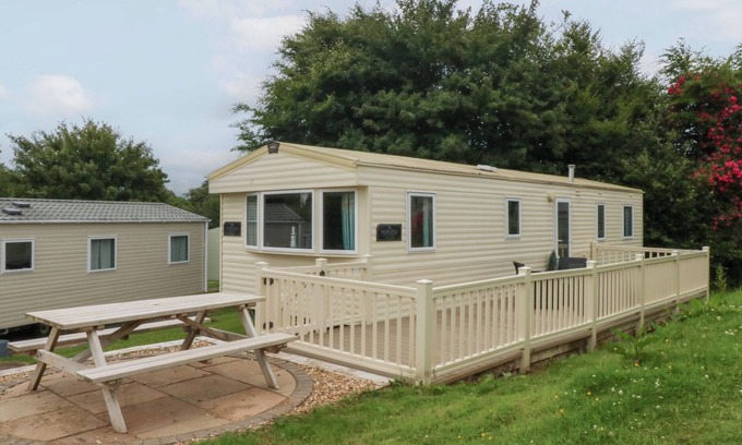 Chwilog Cottage | MOUNTAIN VIEW, pet friendly, with pool in Pwllheli