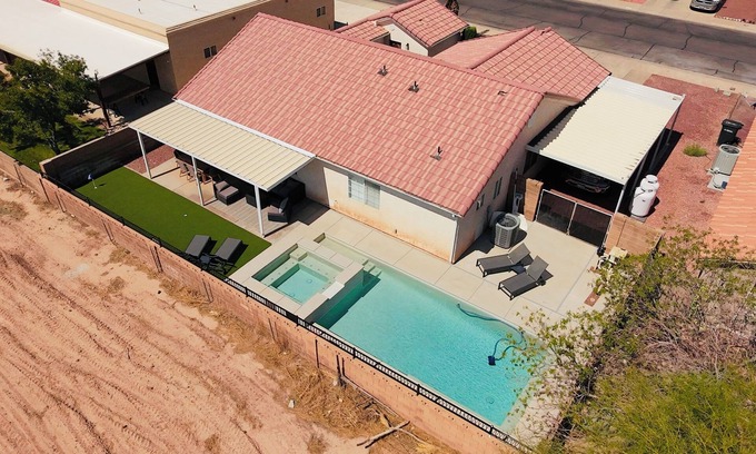 Mesquite House | Mountain View Retreat 4 Bdrm 3 Bath 2 Master Suites New Heated Pool & Spa