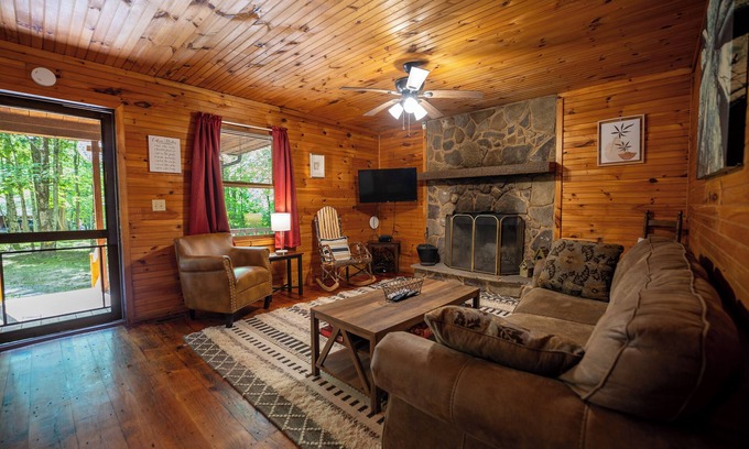 Hico Cabin | Mountaineer Cabin 4 - Hot Tub & Fireplace close to New River Gorge National Park