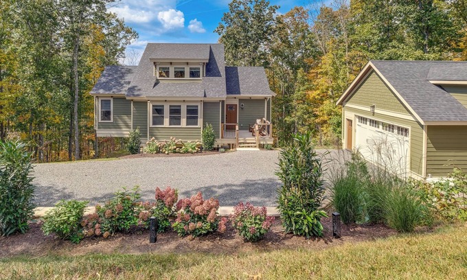 Caldwell House | Mtn Views & Spacious Deck! Modern Caldwell Getaway