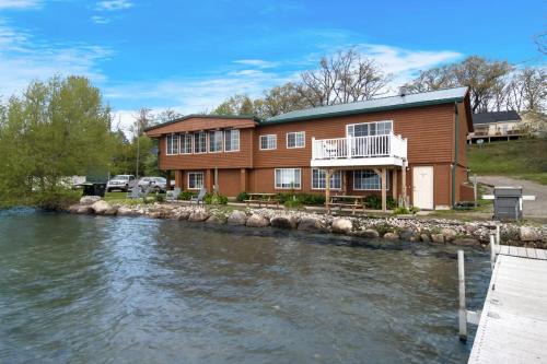 Mayfield House | Multi-unit with lake access