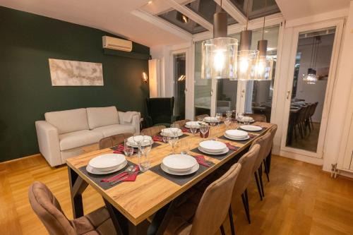 St. Paul Apartment | Munich Large Apartment 155 qm and 5 Bedrooms with Roof Terrace in centrally located 1 to 14 Guests