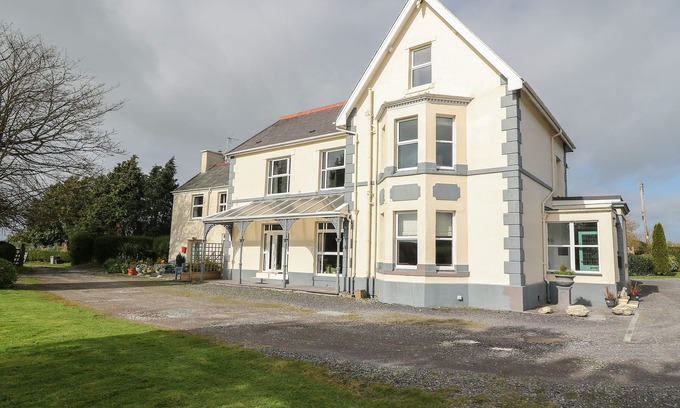 Bont Newydd Cottage | MURIAU PARK, pet friendly, with hot tub in Caernarfon