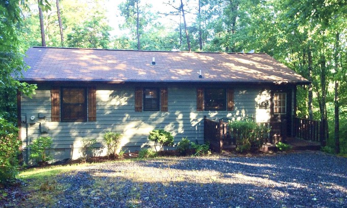 Murphy House | MURPHY, NC Rustic Trail Retreat Cabin