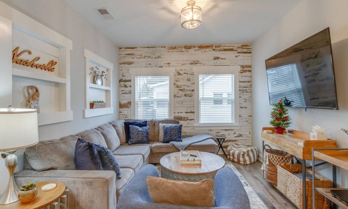 Woodbine House | Music City Charmer - Tons of Beds- 30 Day Minimum
