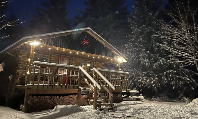 Bracebridge Cabin | Muskoka Getaway Cabin - relax, snowshoe, cross country ski and unwind