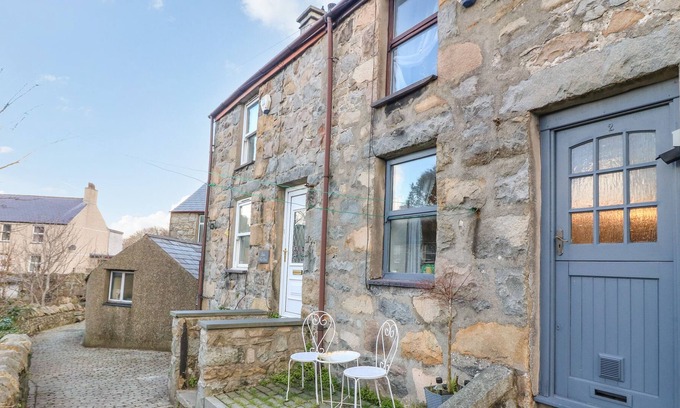 Trefor Cottage | MYNYDD A MOR, pet friendly, character holiday cottage in Trefor