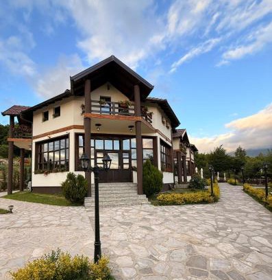 Zhur Hotel | N'Bjeshke te guri i zi