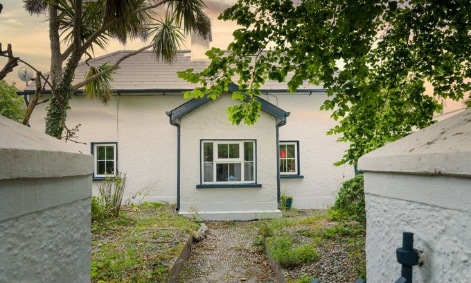 Lady's Island House | n "Fisherman's Cottage" - Coastal Retreat at Carne Beach with Private Garden.