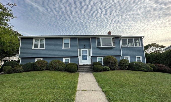 Eastward Look House | Narragansett RI - Walk to Beach - Ocean View