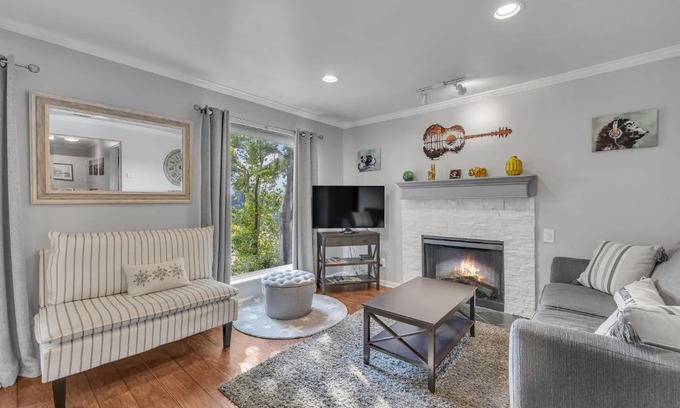 North Capitol Apartment | Nash Star Private Condo - 2bed, 2bath, Sleep 6, 25 Min Walk To Broadway And All Nashville Attractions, Pool, Gym