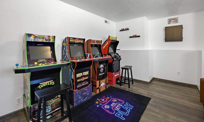 Kanab House | National Park Nest, sleeps 10 with a game room!