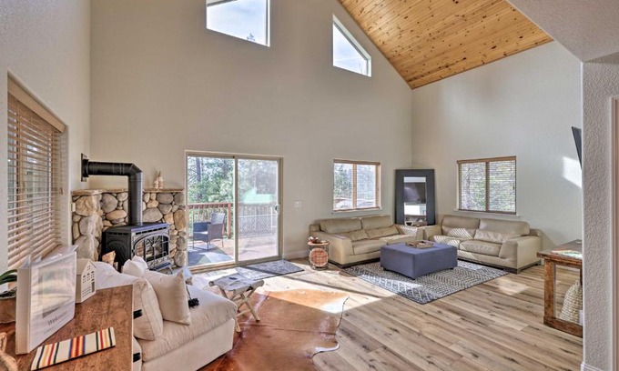 Arnold House | Near Hiking and Wineries Arnold Cabin with Deck!
