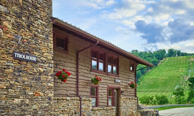 Seven Springs Ski Chalet | Near Ski Lifts | Cozy Cedar Chalet w/Full Kitchen