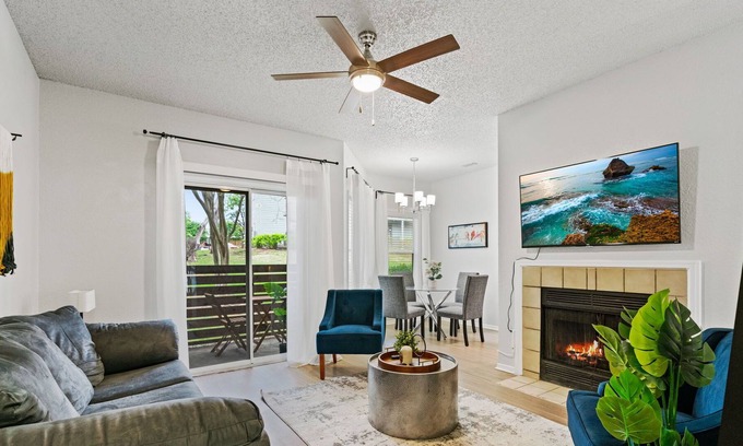 Milwood Apartment | Near the Domain | 2 BR Private Balcony | Fireplace