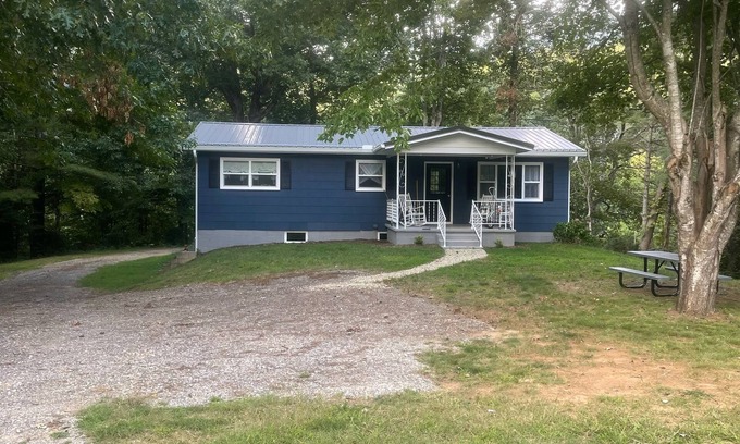 Franklin House | Nestled in the Mountains near Dry Falls! Easy access!