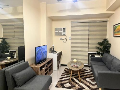 Pasay Apartment | New 1BR Condo in Pasay with Fast WiFi, Netflix, Free Pool and WFH ready Near SM Mall of Asia,NAIA and OKADA