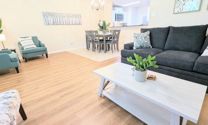 Brookshire House | NEW 3 BR Charming Retreat for 8 Fully Equipped Minutes from Katy & Fulshear