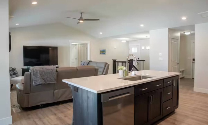 Idaho Falls House | New 6 Bed/3Bath Spacious Home in Idaho Falls. Family Friendly, Sleeps 16+.