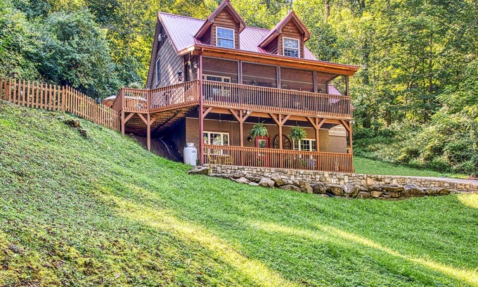 Hemphill Heights Cabin | New! Charming Mountain Retreat-Stair Lift-HotTub-Fire Pit! Sleeps 9! Near Skiing