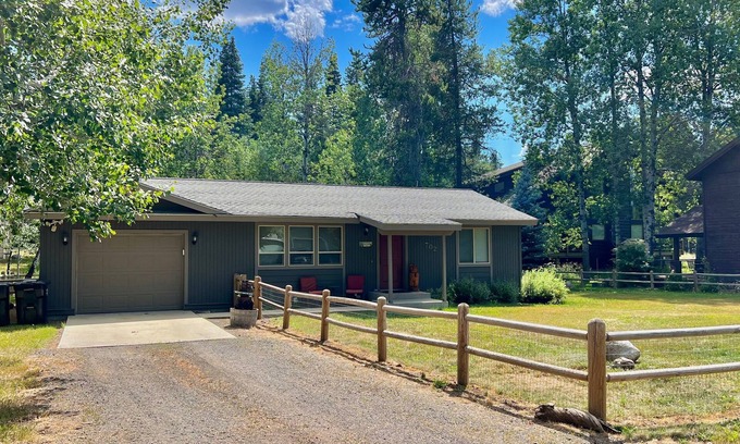 McCall House | New - Dobby's Place - Fenced yard - Close to downtown - WiFi - Pet-friendly - Garage