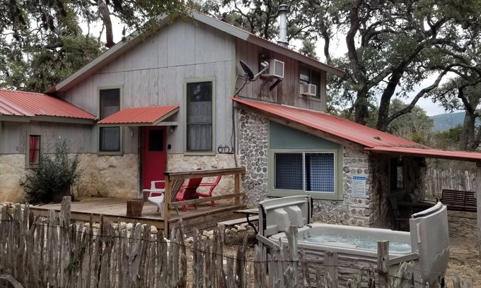 Uvalde Cabin | NEW! Hideaway Cabin 3-Bedroom - Pets Allowed