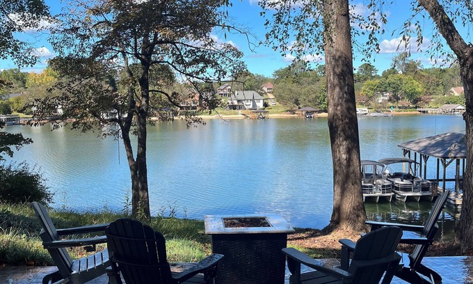 Troutman House | NEW! Lake Front House,Private Dock,Kayaks,Beach
