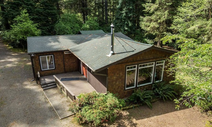 Florence House | New Listing! Adorable spacious home on a large private lot near the dunes and Old Town Florence.